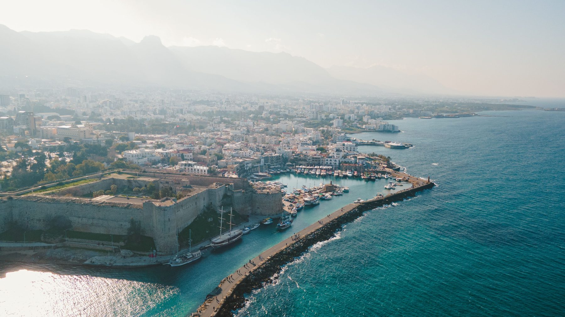 Girne'nin kıyı şeridi ve marinası, havadan