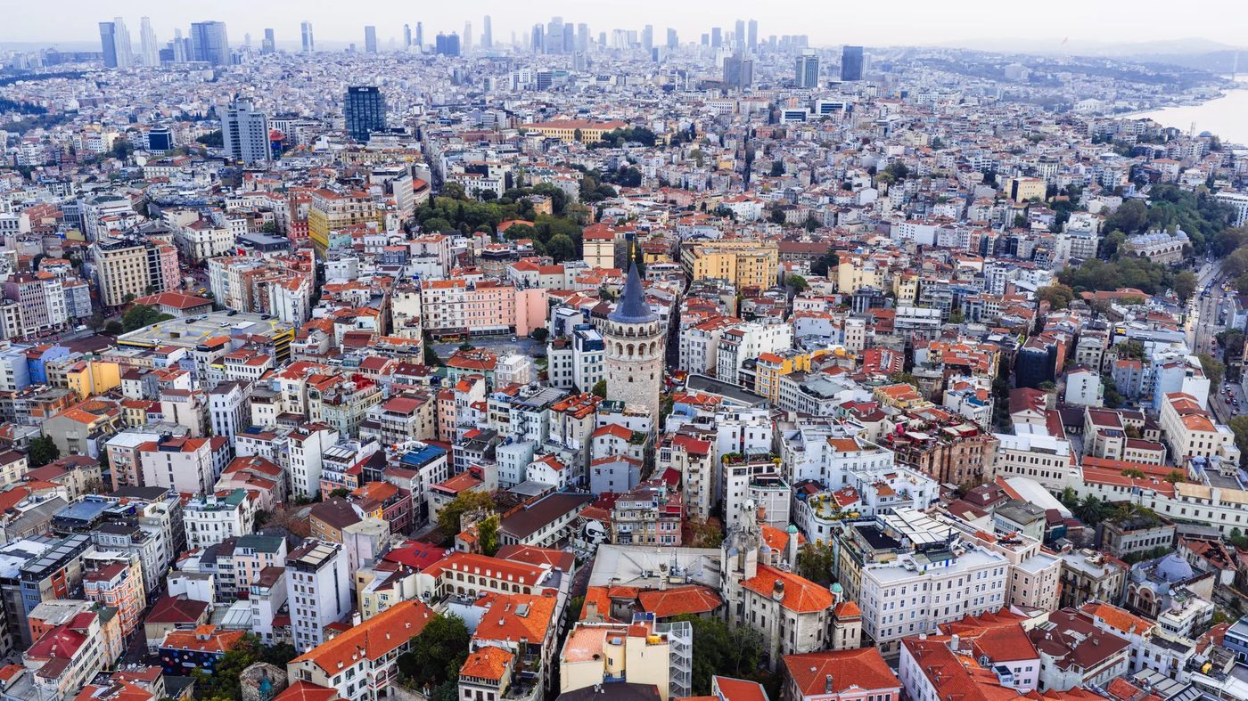 Galata Kulesi ve arka planda İstanbul'un iş merkezleri, havadan