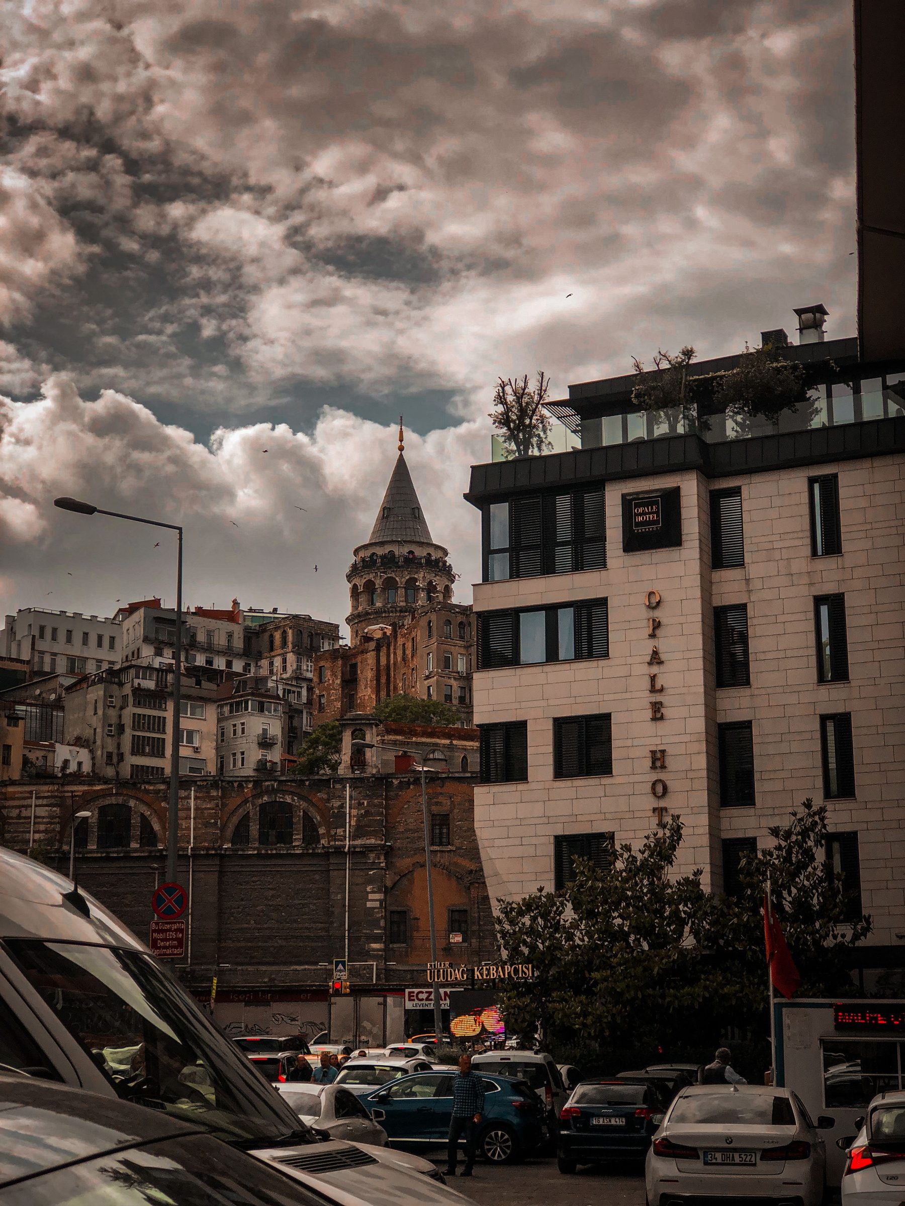 Galata Kulesi ve arka planda İstanbul'un yeni iş merkezleri