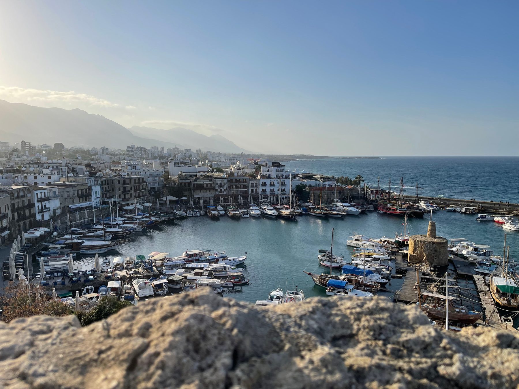 Girne limanının kuş bakışı görünümü, rıhtım ve gemiler