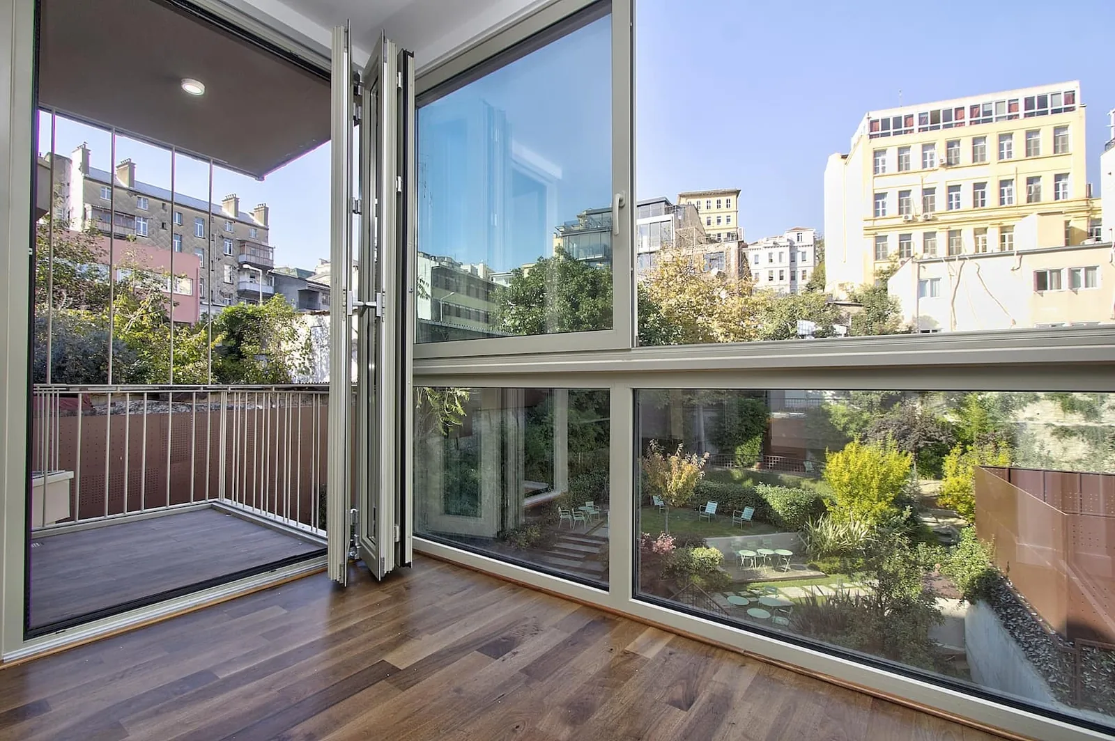 Hacımimi Gardens, Beyoğlu, bahçeye ve tarihi binalara bakan bir daire